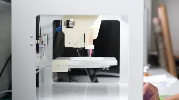Pesquisador Ajustando Uma Bioimpressora Para Imprimir Células Eletrodo Vídeo — Vídeo de Stock