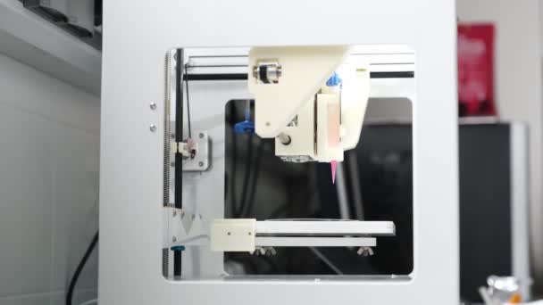 Onderzoeker Het Laden Van Inktpatroon Het Aanpassen Van Een Bioprinter — Stockvideo