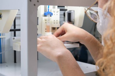Araştırmacılar 3 boyutlu biyo kopyalayıcıyı 3 boyutlu hücreleri elektrotun üzerine basmaya hazırlıyor. Biyomateryaller, doku mühendisliği kavramları.
