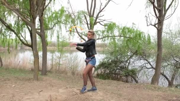 Una Joven Punk Haciendo Malabares Con Cariocas Parque Estilo Vida — Vídeo de stock