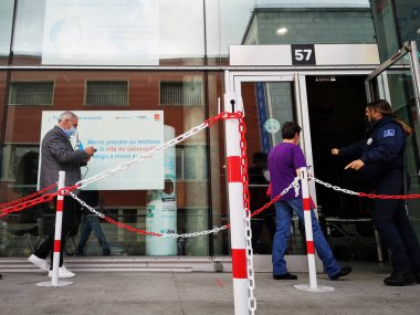 Madrid, İspanya. 23 Nisan 2021: WiZink Merkezi 'nde covid-19 aşısı için sırada bekleyen yüz koruyucu maskeler takan olgun insanlar.