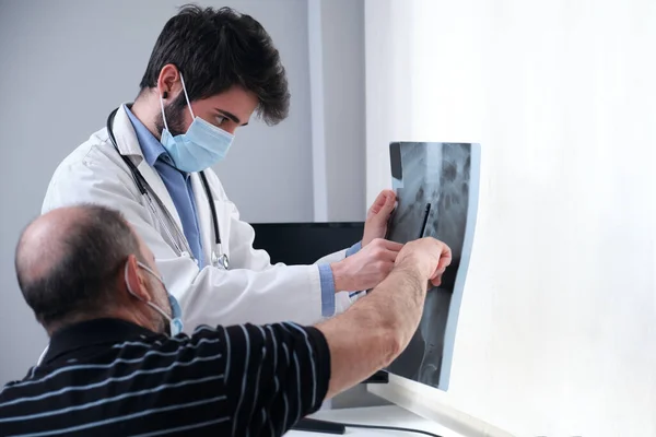 Médico Joven Examinando Radiografía Columna Vertebral Paciente Mayor Radiografía Columna —  Fotos de Stock