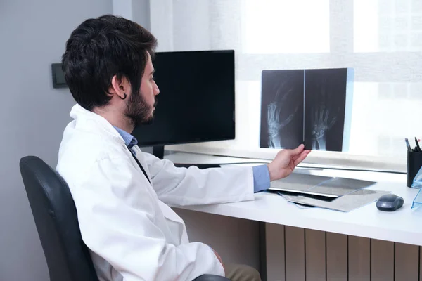 Joven Doctor Examinando Rayos Manos Radiografía Una Mano —  Fotos de Stock