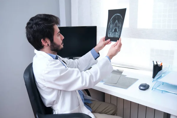 Médico Joven Examinando Radiografías Del Cráneo Senos Paranasales Radiografía Una —  Fotos de Stock