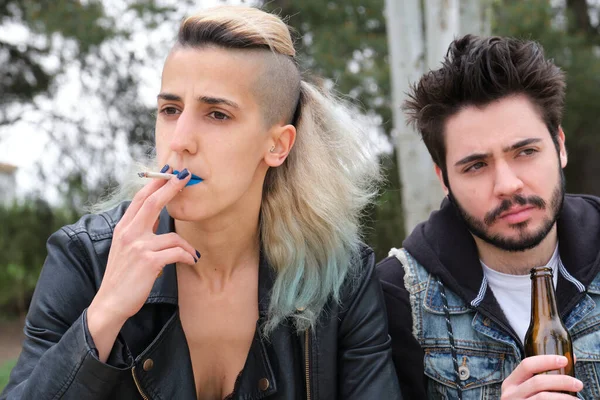 Unga Punkpar Som Röker Cigarett Och Dricker Park Rock Roll — Stockfoto