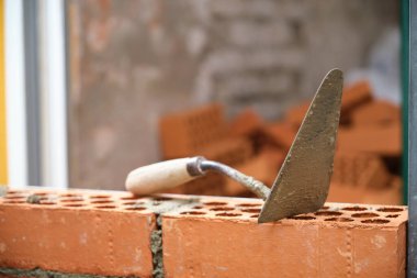 Duvarda inşaat malası var. İnşaat alanı kavramı.