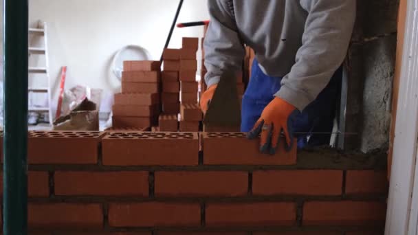 Byggnadsarbetare Som Bygger Tegelvägg Mannen Som Murar Murtegelstenar — Stockvideo