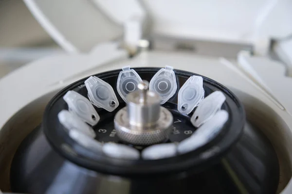 Primo Piano Piccoli Tubi Eppendorf Una Mini Centrifuga Laboratorio Minispin — Foto Stock