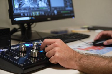 Elektron mikroskobuyla çalışan tanınmayan bir bilim adamı. Bir SEM ile laboratuvar teknisyeni örnekleri inceliyor.