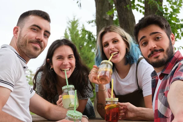 Grupo Amigos Felices Sonriendo Tomando Una Selfie Mientras Beben Bebidas — Foto de Stock