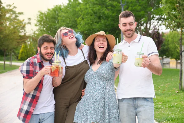 Glada Vänner Som Dricker Uppfriskande Drinkar Och Har Kul Park — Stockfoto