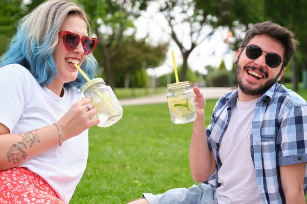 Två Vänner Skrattar Och Dricker Uppfriskande Drinkar Parken Har Picknick — Stockfoto