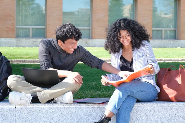 Deux Étudiants Latins Étudiant Partir Leurs Notes Cours Assis Sur — Photo