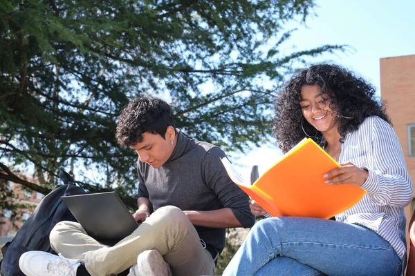 Dois Estudantes Latinos Estudando Suas Notas Palestra Sentados Uma Parede — Fotografia de Stock