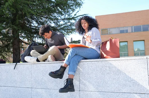 Dos Estudiantes Latinos Estudiando Sus Notas Conferencia Sentados Una Pared — Foto de Stock