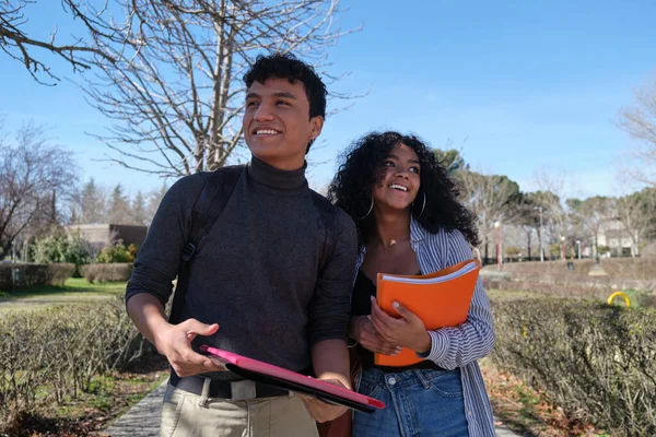 Δύο Λατίνοι Φοιτητές Που Χαμογελούν Στην Πανεπιστημιούπολη Πανεπιστημιακή Ζωή — Φωτογραφία Αρχείου