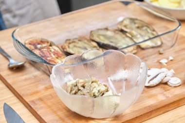 Patlıcan dolması hazırlığı. Yemek zamanı..