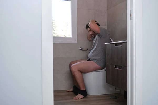 Pria Latin Yang Khawatir Duduk Toilet Kehabisan Kertas Tidak Ada — Stok Foto