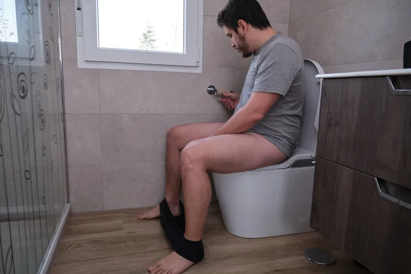 Pria Latin Yang Khawatir Duduk Toilet Kehabisan Kertas Tidak Ada — Stok Foto