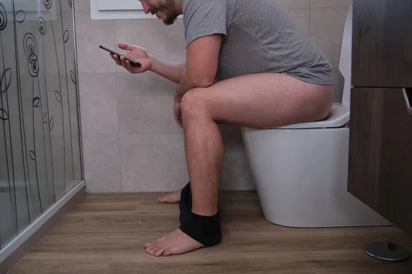 Pria Muda Latin Tak Dikenal Dengan Smartphone Nya Duduk Toilet — Stok Foto