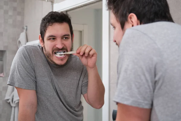 Jovem Latino Escovando Dentes Frente Espelho Casa Banho Manhã Escova — Fotografia de Stock