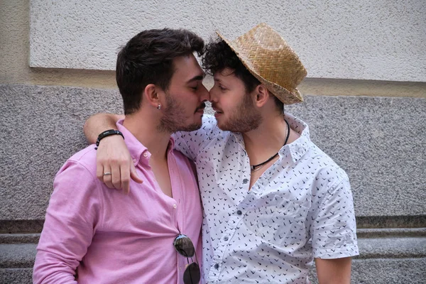 Giovani gay coppia avendo un affetto momento. — Foto Stock