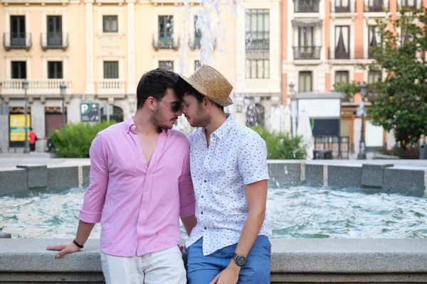 Giovani gay coppia avendo un affetto momento a fontana. — Foto Stock