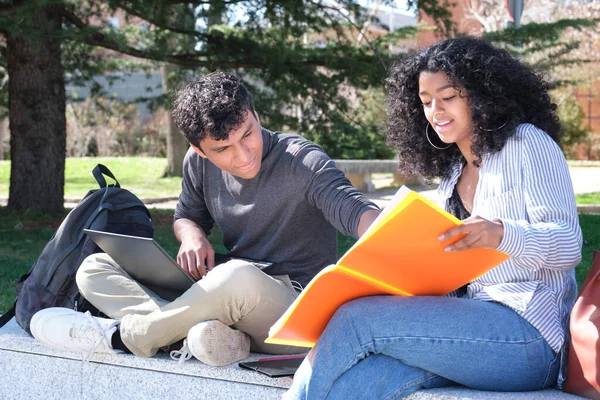 Twee Latijnse Studenten Studeren Van Hun Collegenota Die Buiten Een — Stockfoto