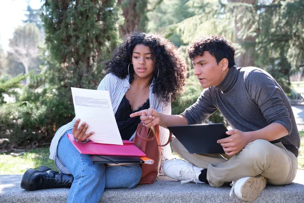Dos Estudiantes Latinos Estudiando Juntos Sentados Banco Aire Libre Vida — Foto de Stock