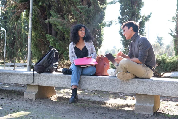 Dois Estudantes Latinos Sorrindo Estudando Juntos Sentados Banco Livre Vida — Fotografia de Stock