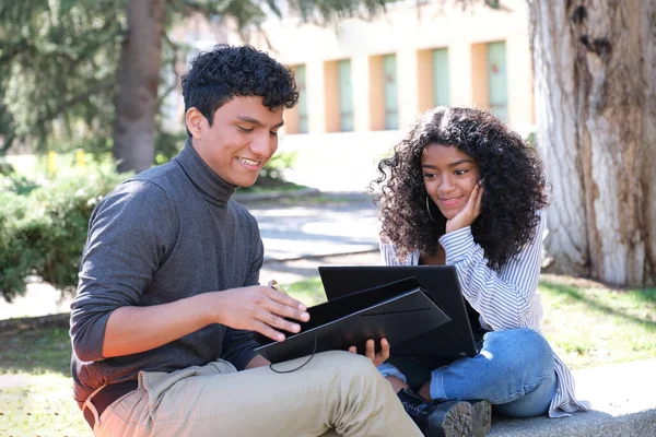 Twee Latijnse Studenten Studeren Samen Een Bankje Buiten Universiteitsleven Campus — Stockfoto
