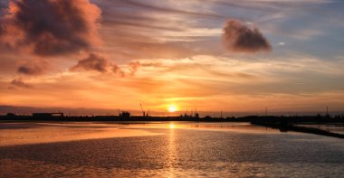 Portekiz, Aveiro 'daki tuzlu düzlüklerde gün batımı.