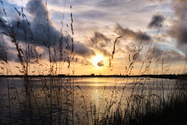 Portekiz, Aveiro 'daki tuzlu düzlüklerde gün batımı.