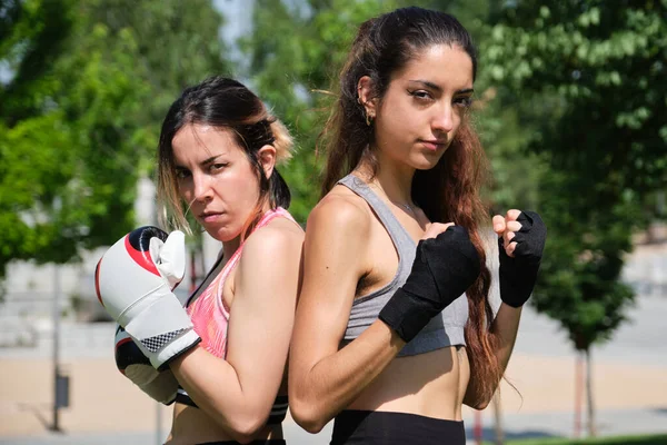 Les jeunes femmes en gants de boxe prêtes à se battre et à regarder la caméra — Photo