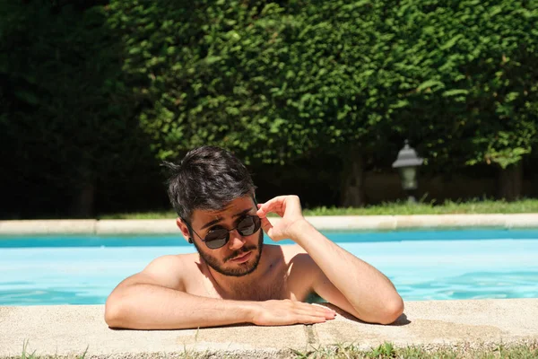 Retrato Joven Mirando Sus Gafas Sol Una Piscina Concepto Verano — Foto de Stock