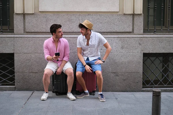 Két Turista Bőröndjeiken Egymásra Néznek Mosolyognak — Stock Fotó