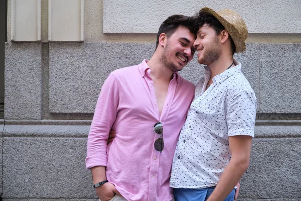 Giovane Coppia Gay Sorridente Avendo Momento Affetto Strada — Foto Stock