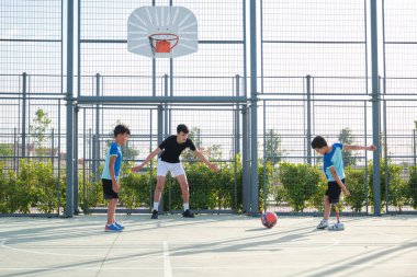 Futbol oynayan üç kardeş, birinde bacak protezi var ve penaltı atıyor. Kardeşler birlikte spor yapıyor..