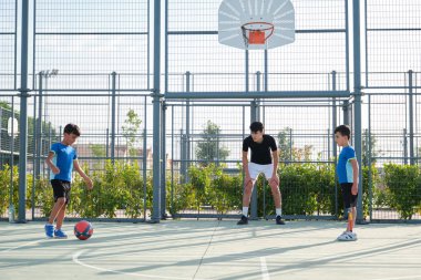 Futbol oynayan üç kardeş, birinde bacak protezi var ve diğerinde penaltı var. Kardeşler birlikte spor yapıyor..
