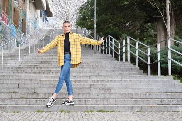 Mladá Nebinární Osoba Tančí Poslouchá Ulici Hudbu Make Androgynous Person — Stock fotografie