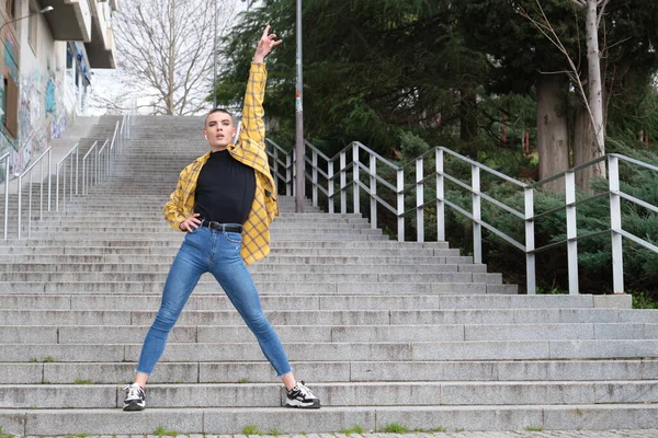 Mladá Nebinární Osoba Tančí Poslouchá Ulici Hudbu Make Androgynous Person — Stock fotografie