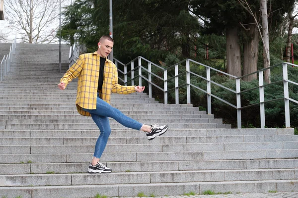 Mladá Nebinární Osoba Tančí Poslouchá Ulici Hudbu Make Androgynous Person — Stock fotografie