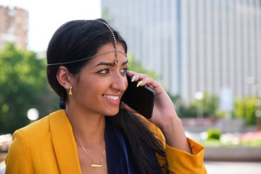 Telefonda konuşan Hintli genç bir iş kadınını yakından çek..