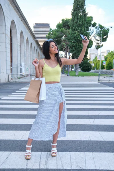 Mladý Latina Žena Taking Selfie Smartphone Držení Nákupní Tašky Ulici — Stock fotografie