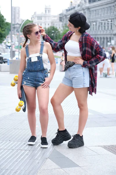 Duas Mulheres Legais Sorrindo Olhando Para Outro Com Skate Duas — Fotografia de Stock