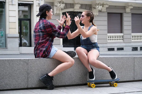 Duas Mulheres Legais Sorrindo Jogando Jogo Mão Sentado Rua Com — Fotografia de Stock