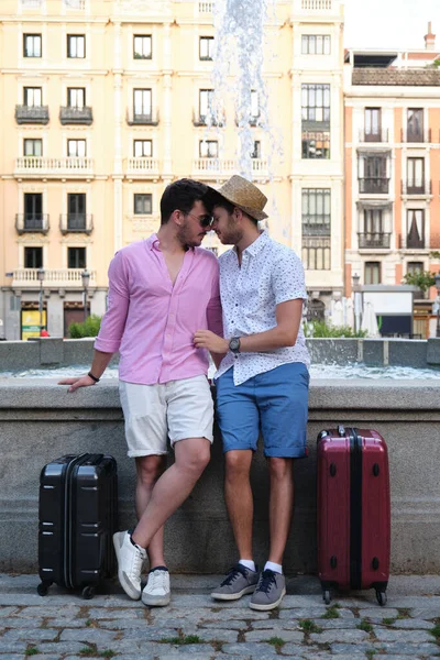 Giovane Gay Coppia Avendo Affetto Momento Fontana Città Piazza — Foto Stock