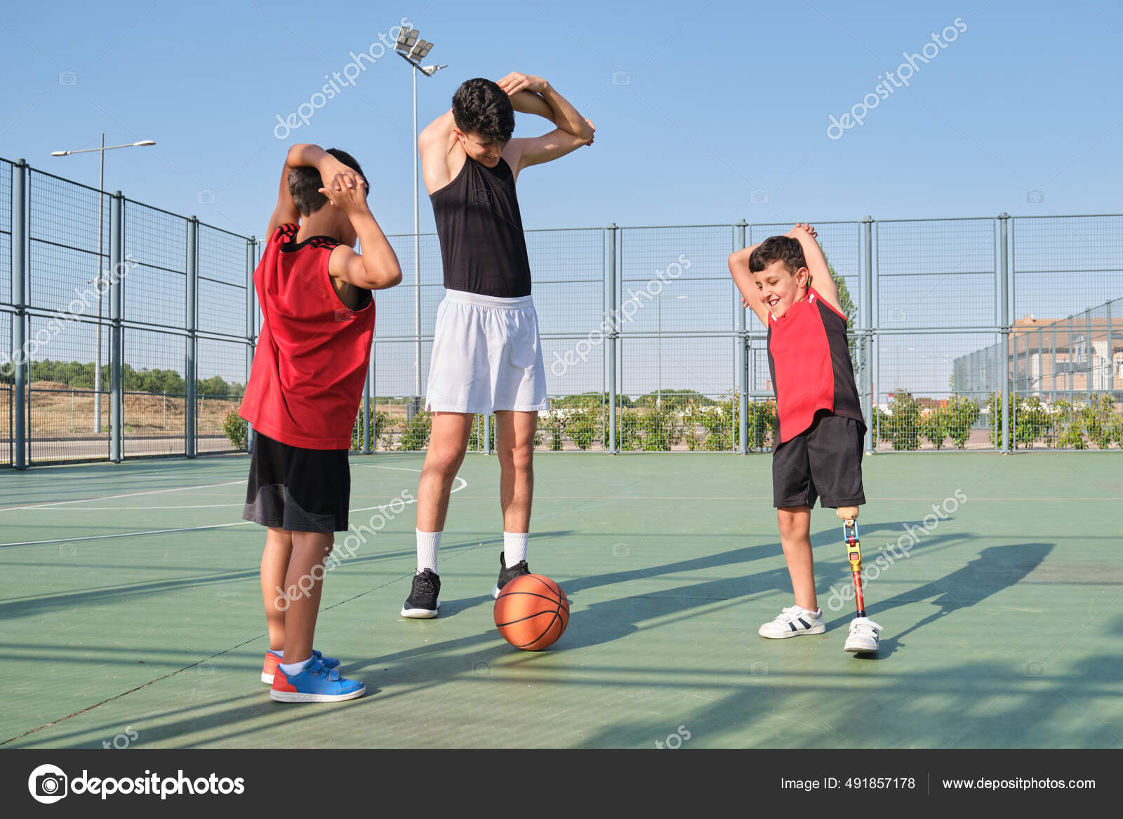 Entraîneur Basket Ball Faisant Des Exercices D'étirement Bras Avec