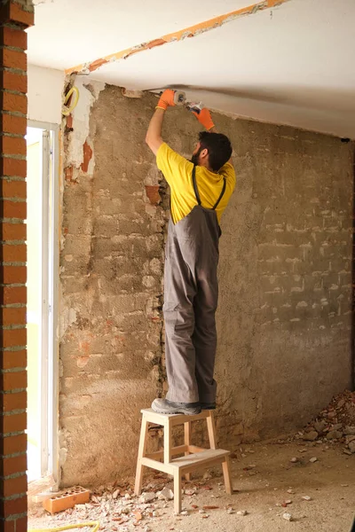 Junger Kaukasischer Bauarbeiter Zertrümmert Hauswand Mit Hammer Und Meißel — Stockfoto