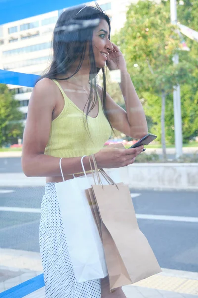 Young Latin Woman Talking Smartphone While Waiting Bus Bus Stop — Stock Photo, Image